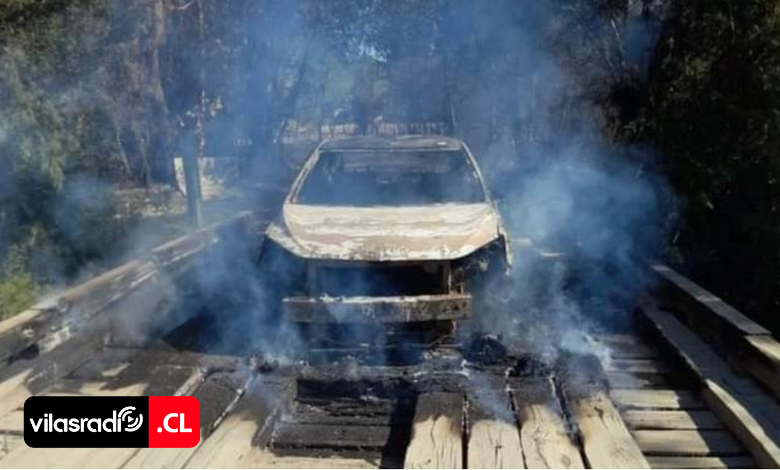 El auto quemado que bloqueó en marzo de 2022 el paso de la caravana a Temucuicui encabezada por la entonces ministra Siches